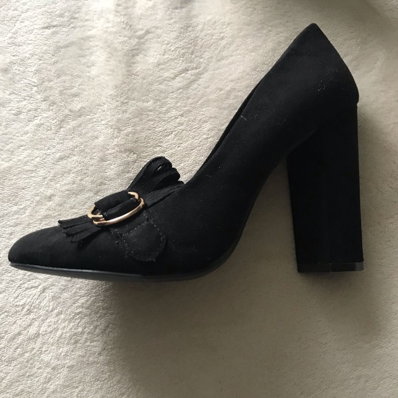 Shoes - Black pump w/ 4” stacked heel, fringe detail